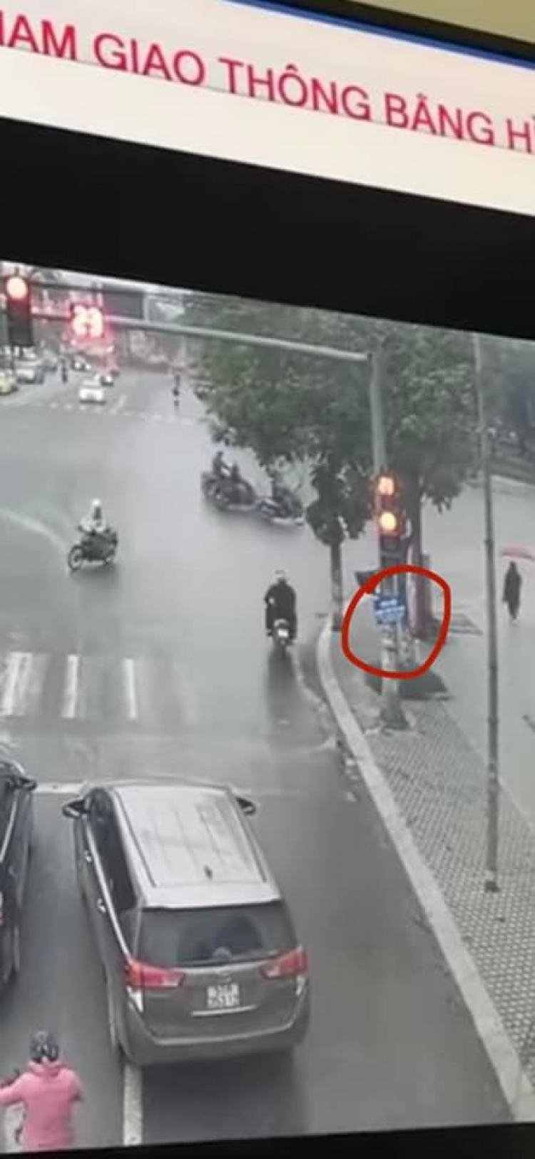 Tranh cãi tình huống xe ô tô nhường đường cho xe cứu thương bị phạt nguội Tranh cãi tình huống xe ô tô nhường đường cho xe cứu thương bị phạt nguội
