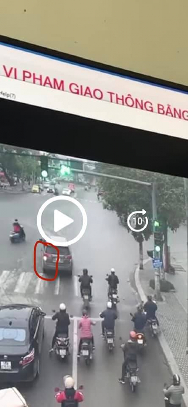 Tranh cãi tình huống xe ô tô nhường đường cho xe cứu thương bị phạt nguội Tranh cãi tình huống xe ô tô nhường đường cho xe cứu thương bị phạt nguội