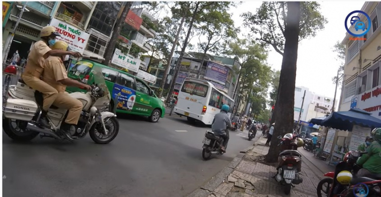 Tranh cãi tình huống xe ô tô nhường đường cho xe cứu thương bị phạt nguội Tranh cãi tình huống xe ô tô nhường đường cho xe cứu thương bị phạt nguội