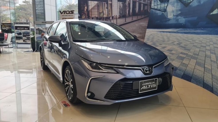 Mua Altis 2022 mới hay Camry cũ?