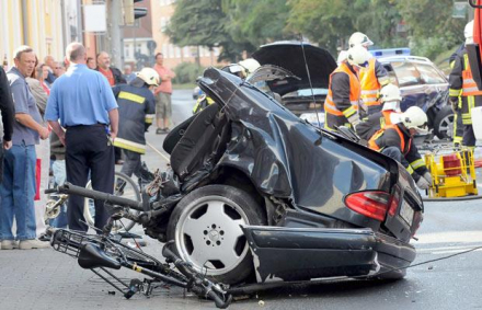 mercedes-crash_1482533i[1].jpg