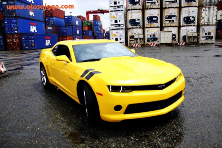 "Đập hộp" Chevrolet Camaro 2015 ngay tại cảng Sài Gòn