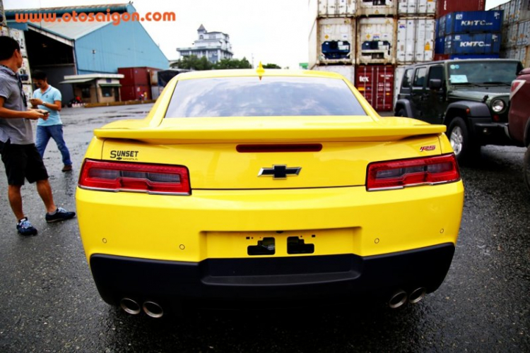 "Đập hộp" Chevrolet Camaro 2015 ngay tại cảng Sài Gòn