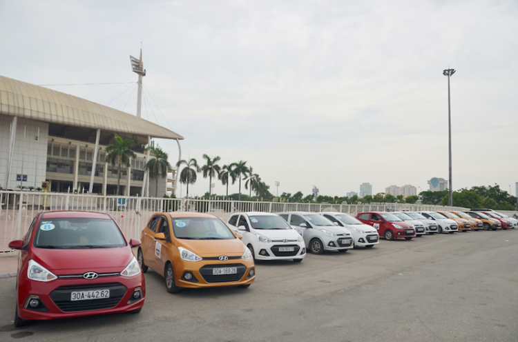 14 người Việt chui vừa khoang xe Hyundai Grand i10