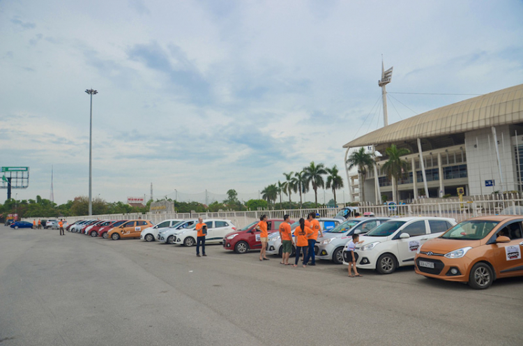 14 người Việt chui vừa khoang xe Hyundai Grand i10 14 người Việt chui vừa khoang xe Hyundai Grand i10