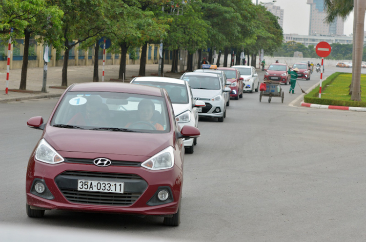 14 người Việt chui vừa khoang xe Hyundai Grand i10