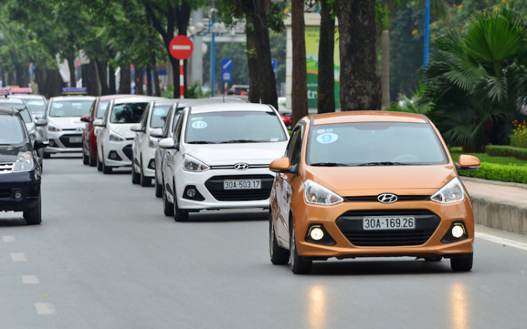 14 người Việt chui vừa khoang xe Hyundai Grand i10