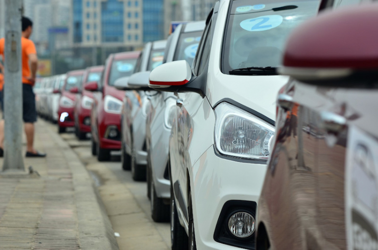 14 người Việt chui vừa khoang xe Hyundai Grand i10 14 người Việt chui vừa khoang xe Hyundai Grand i10