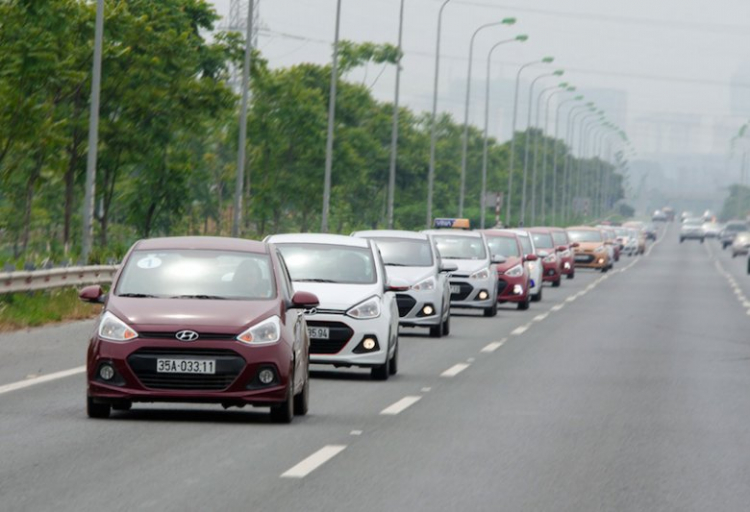 14 người Việt chui vừa khoang xe Hyundai Grand i10 14 người Việt chui vừa khoang xe Hyundai Grand i10