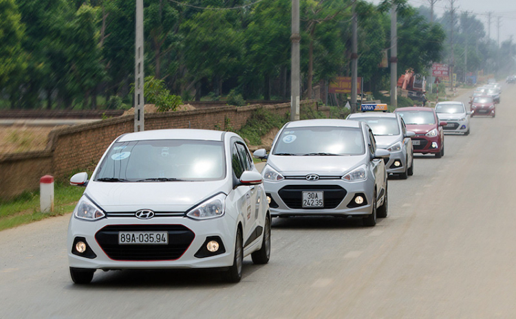 14 người Việt chui vừa khoang xe Hyundai Grand i10