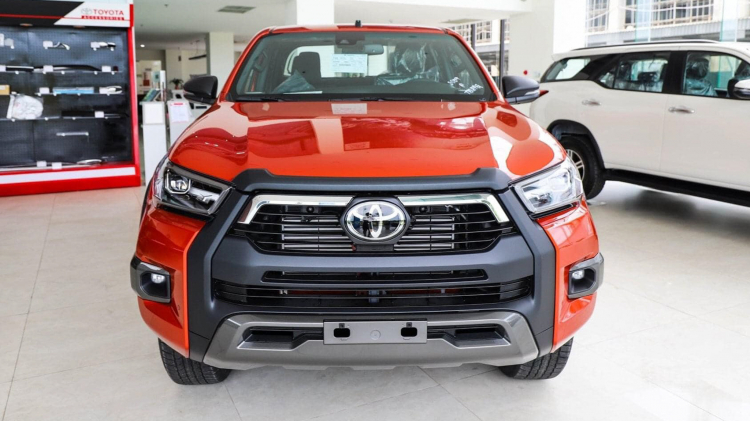 Xe mới khan hàng đến giữa năm, Toyota Hilux cũ đội giá ngang xe mới