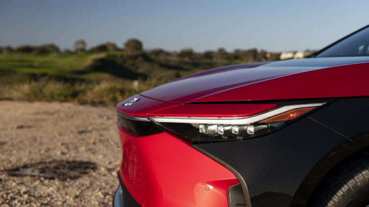 Toyota bZ4X 2023 chốt giá từ 42.000 USD, bán ra tại Mỹ từ đầu năm nay