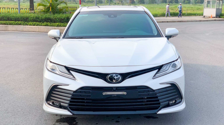 Toyota Camry 2022 đầu tiên tại Việt Nam lên sàn xe cũ, lăn bánh chưa đầy 200km đã bán