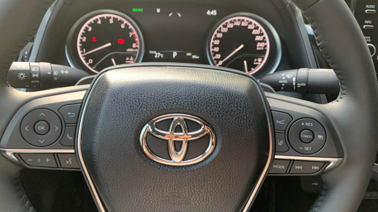 Toyota Camry 2022 đầu tiên tại Việt Nam lên sàn xe cũ, lăn bánh chưa đầy 200km đã bán