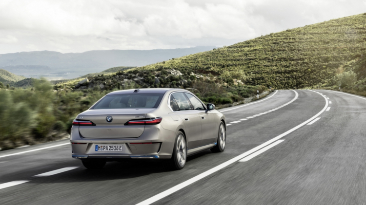 BMW i7 xDrive60 2023 - 7-Series chạy điện đầu tiên ra mắt, phạm vi hoạt động 483 km, giá từ 2,73 tỷ đồng BMW i7 xDrive60 2023 - 7-Series chạy điện đầu tiên ra mắt, phạm vi hoạt động 483 km, giá từ 2,73 tỷ đồng