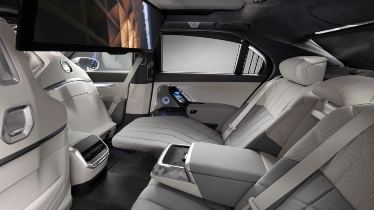 BMW i7 xDrive60 2023 - 7-Series chạy điện đầu tiên ra mắt, phạm vi hoạt động 483 km, giá từ 2,73 tỷ đồng