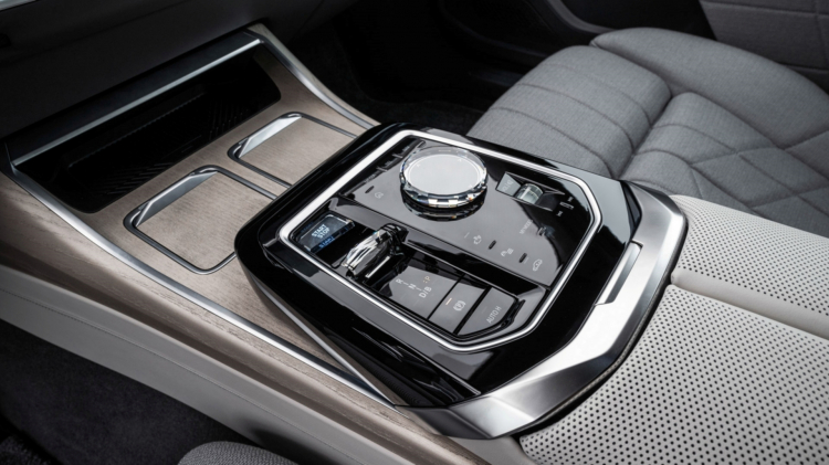 BMW vẫn duy trì cụm núm xoay iDrive đặc trưng trên các dòng xe cỡ lớn với màn hình khổng lồ