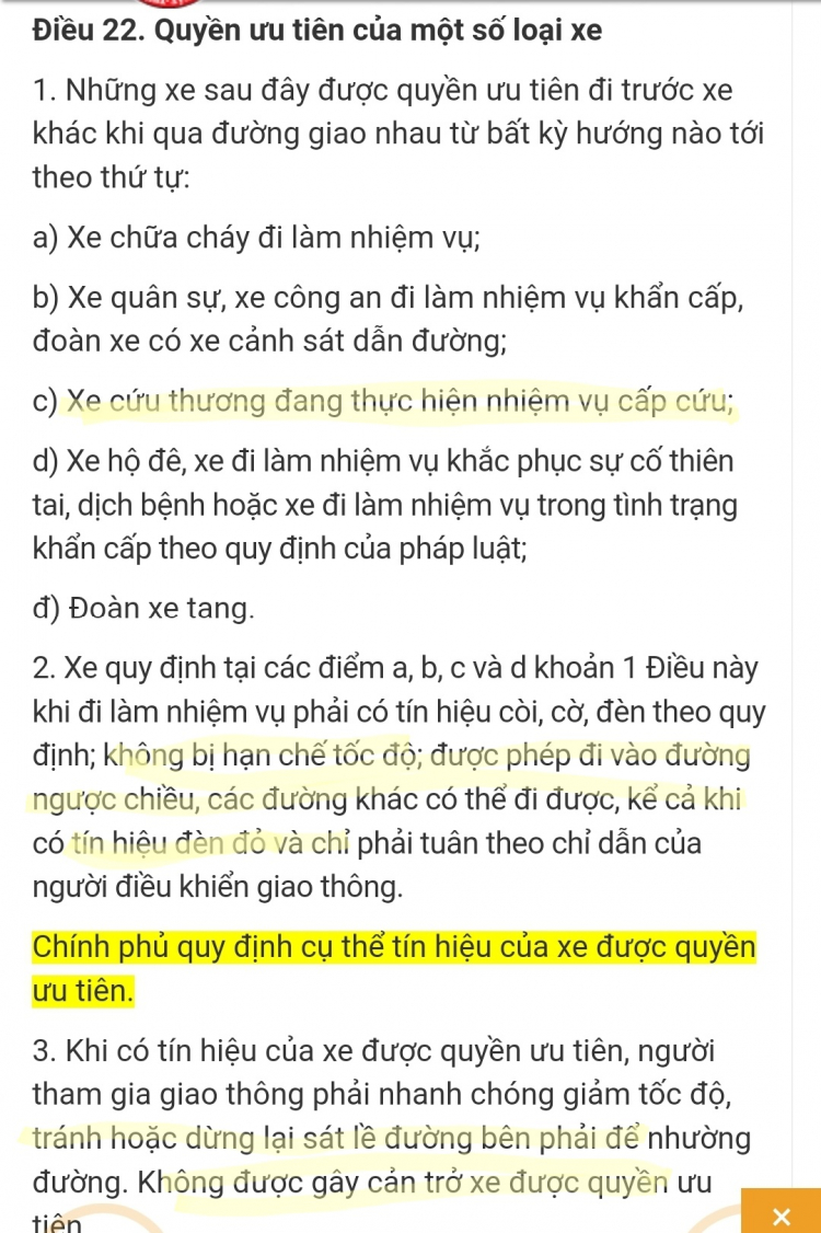 Tranh cãi tình huống xe cứu thương vượt đèn đỏ, qua giao lộ không giảm tốc độ suýt gây va chạm Tranh cãi tình huống xe cứu thương vượt đèn đỏ, qua giao lộ không giảm tốc độ suýt gây va chạm