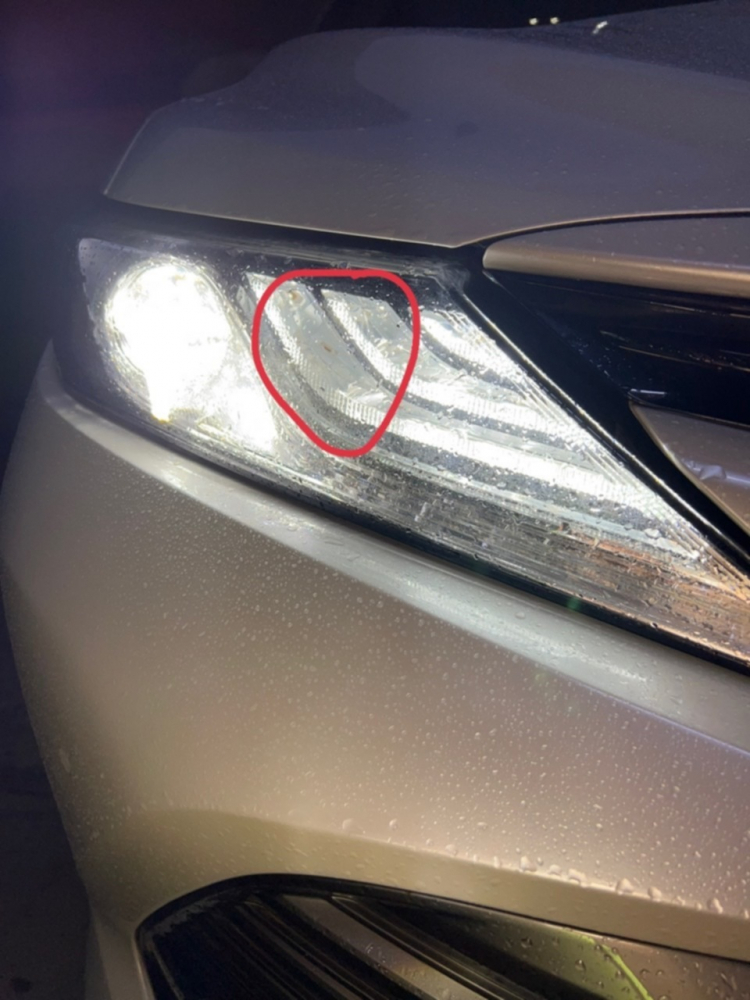 Đèn xe Toyota Camry 2021 gặp vấn đề 1 bên