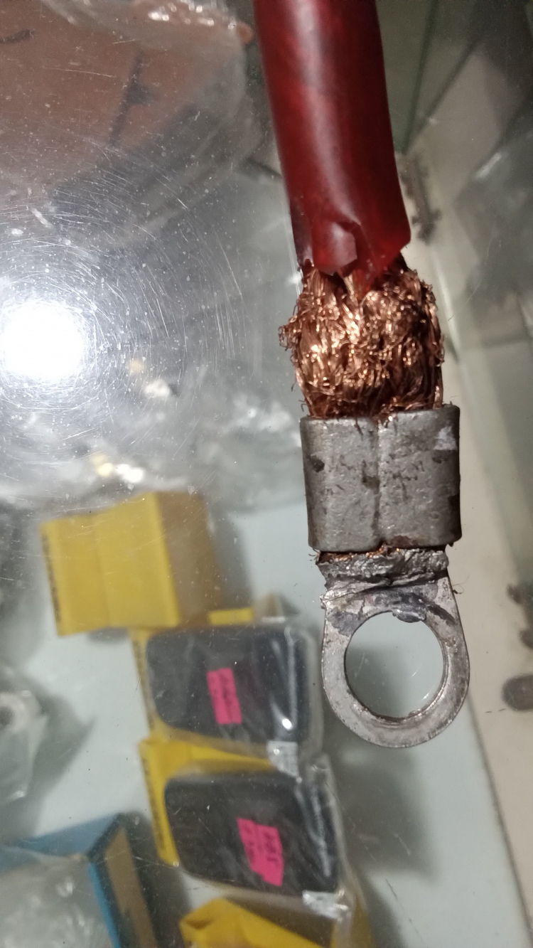 Trả lại phẩm giá cho em E46. Bước 1 : thay bình accu mới Trả lại phẩm giá cho em E46. Bước 1 : thay bình accu mới