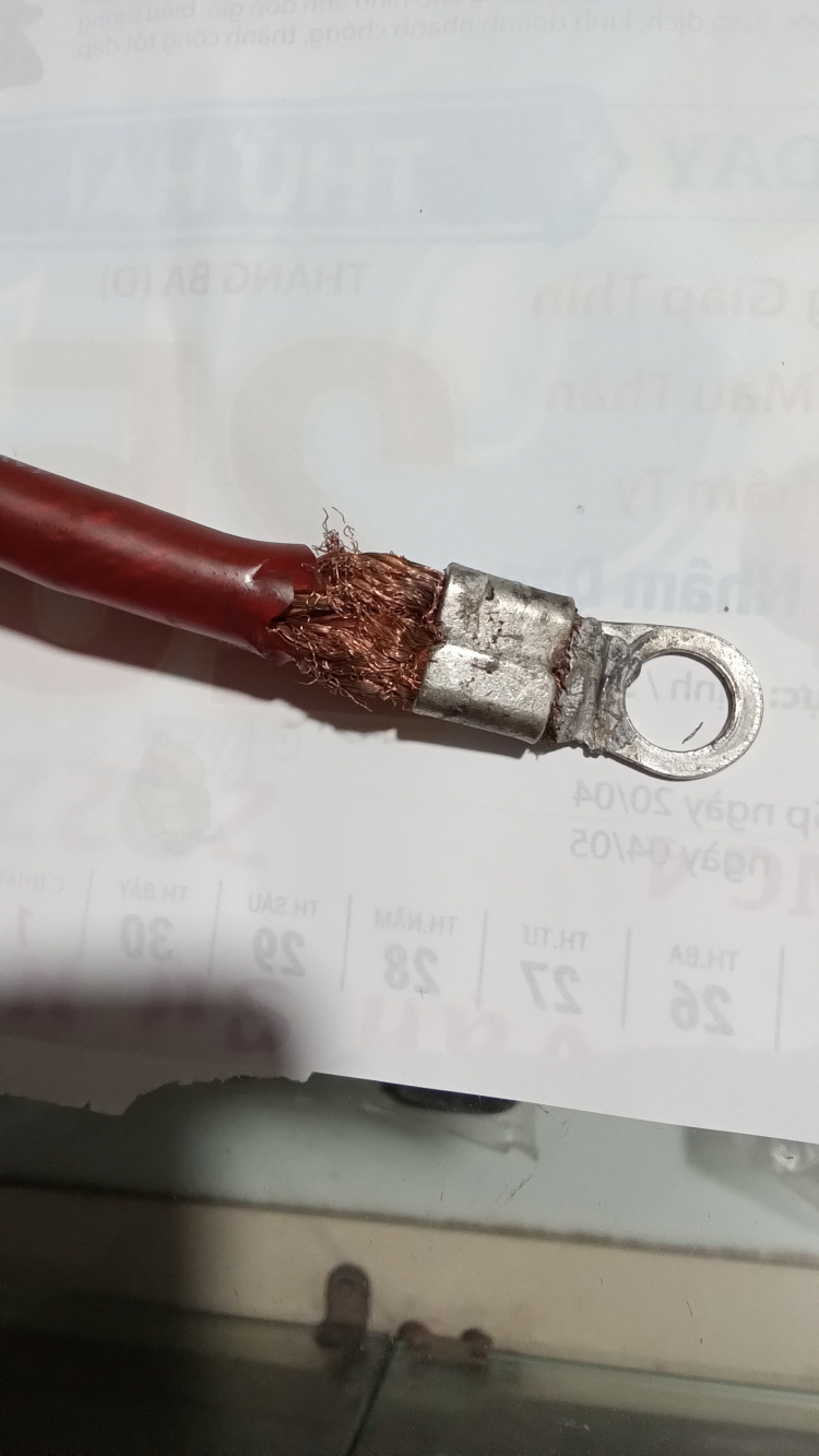 Trả lại phẩm giá cho em E46. Bước 1 : thay bình accu mới Trả lại phẩm giá cho em E46. Bước 1 : thay bình accu mới