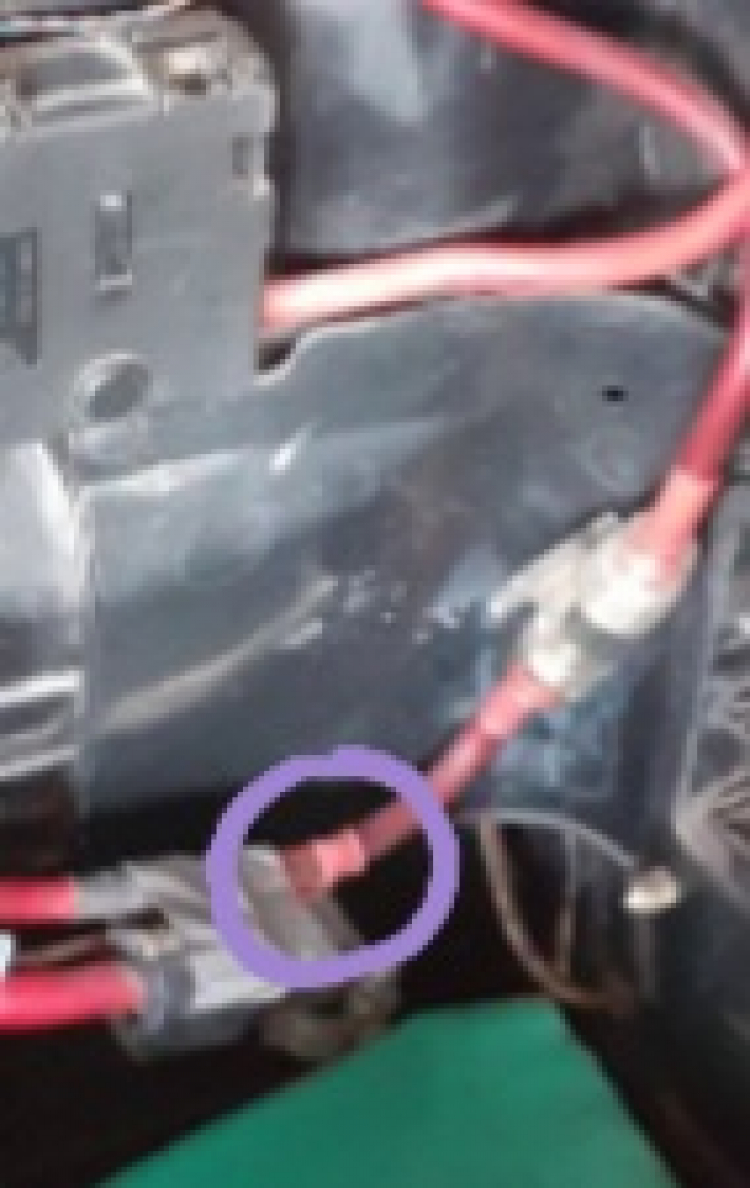 Trả lại phẩm giá cho em E46. Bước 1 : thay bình accu mới Trả lại phẩm giá cho em E46. Bước 1 : thay bình accu mới