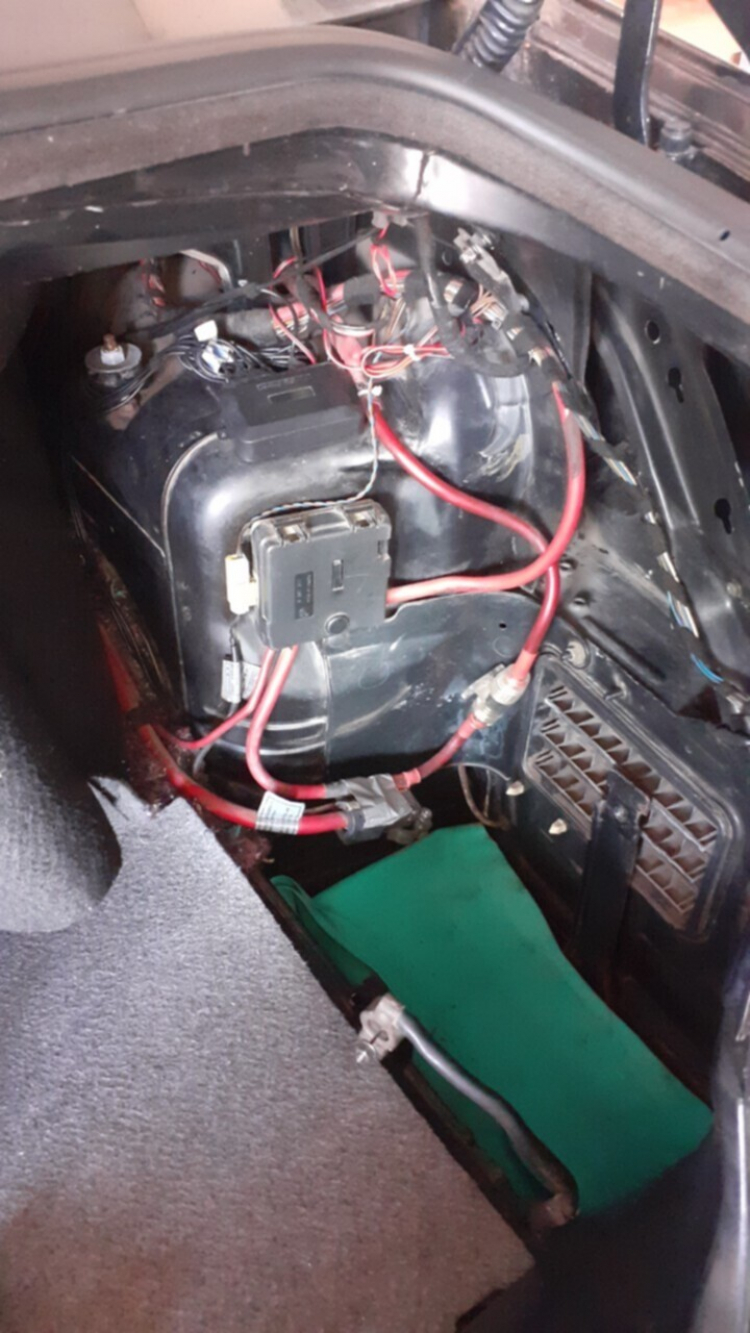 Trả lại phẩm giá cho em E46. Bước 1 : thay bình accu mới Trả lại phẩm giá cho em E46. Bước 1 : thay bình accu mới