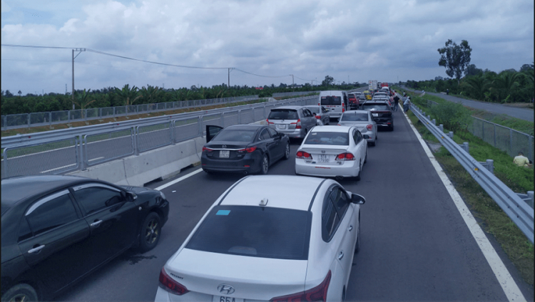 Hiện trạng ngày đầu cho xe lưu thông của cao tốc Trung Lương - Mỹ Thuận