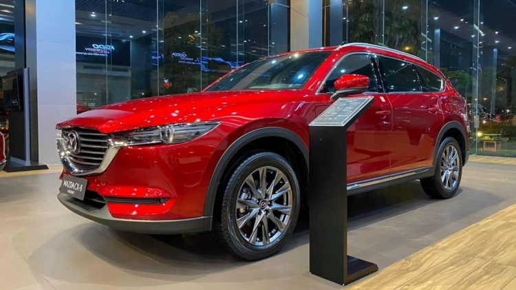 Mazda CX-8 Luxury màu đỏ lăn bánh Sài Gòn tầm bao nhiêu tiền?