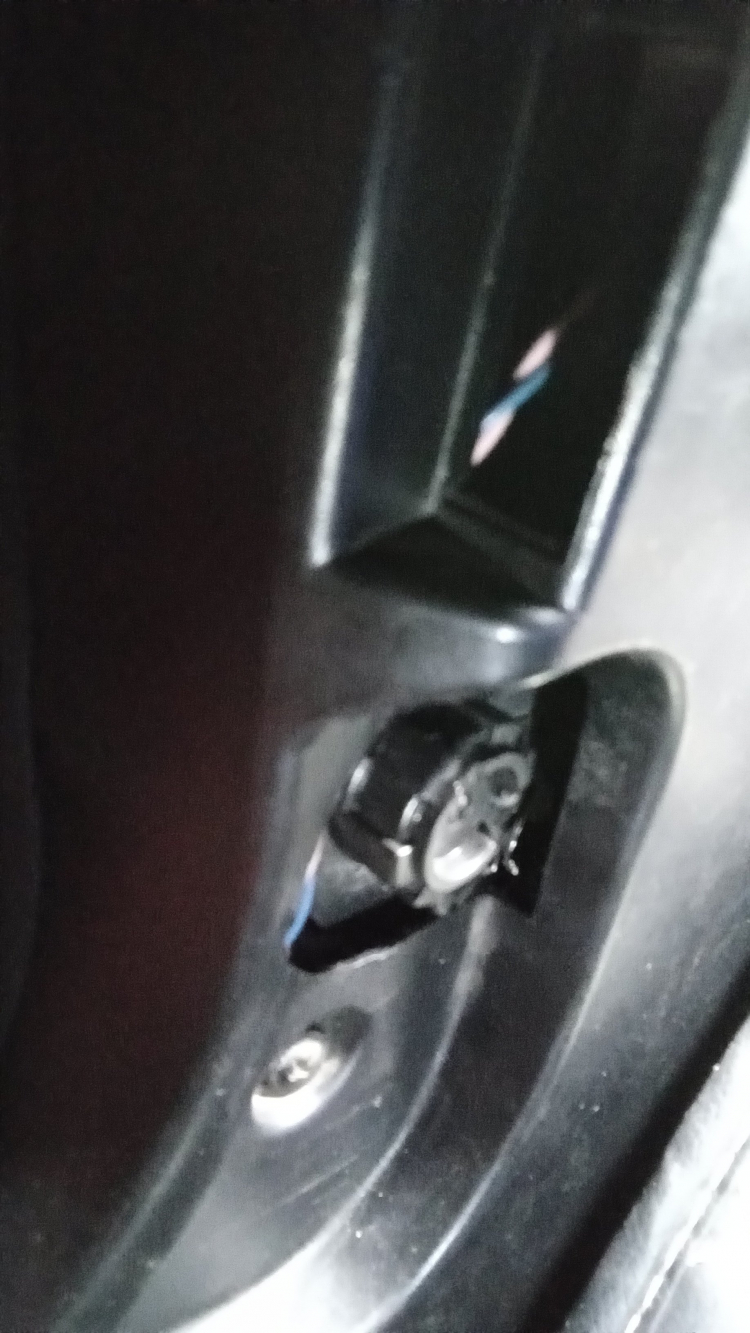 Trả lại phẩm giá cho em E46. Bước 1 : thay bình accu mới Trả lại phẩm giá cho em E46. Bước 1 : thay bình accu mới