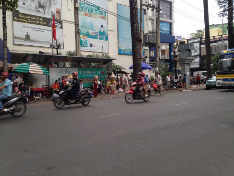 Biển báo, phân lane trên đường Lý Thường Kiệt. SG