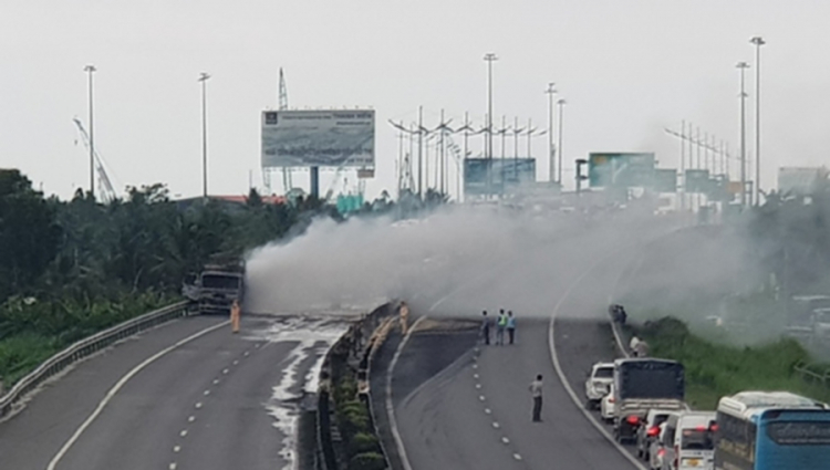 Xe tải chở dầu bốc cháy dữ dội trên cao tốc Trung Lương, giao thông tê liệt 2 chiều