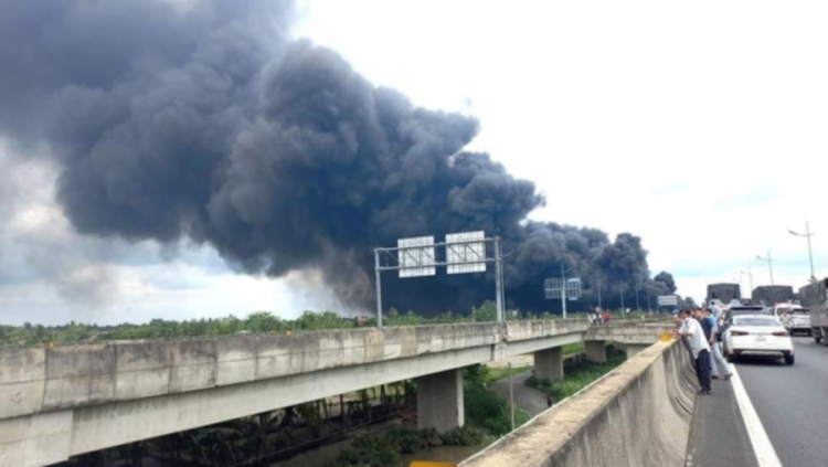 Xe tải chở dầu bốc cháy dữ dội trên cao tốc Trung Lương, giao thông tê liệt 2 chiều