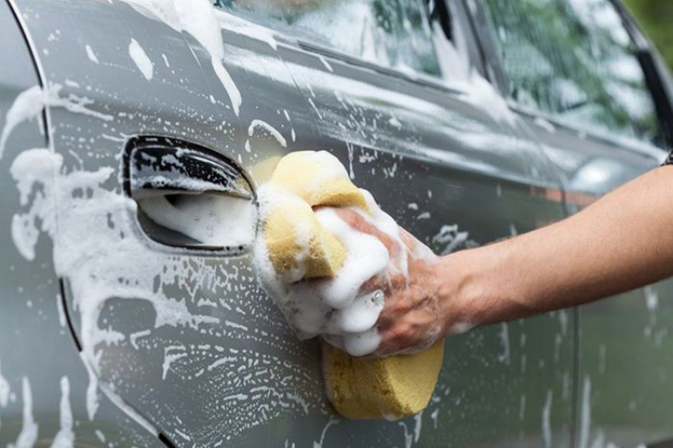 Nên dùng chất tẩy rửa nào để rửa xe?
