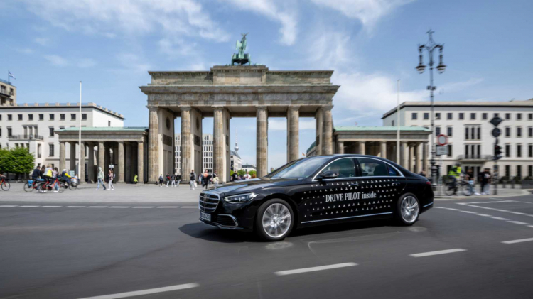 mercedes-benz-launches-self-driving-tech-in-germany (5).jpg