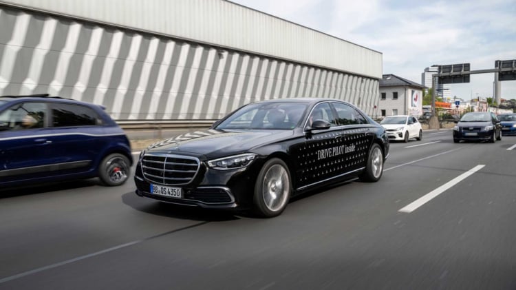 mercedes-benz-launches-self-driving-tech-in-germany (7).jpg