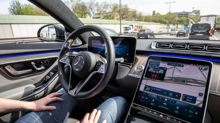 mercedes-benz-launches-self-driving-tech-in-germany (11).jpg