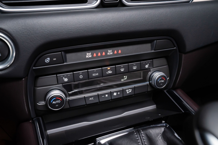 Mazda CX-8 2022 giá từ 1,079 tỷ đồng, nâng cấp trang bị “quyết chiến” với Santa Fe