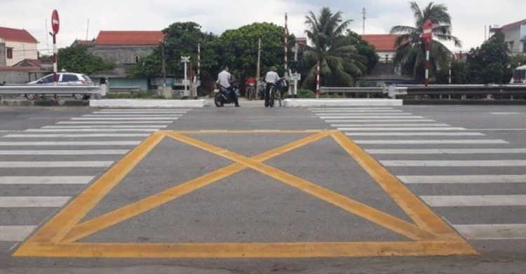 Dừng đèn đỏ thế này có đúng luật? Phần 3 Dừng đèn đỏ thế này có đúng luật? Phần 3
