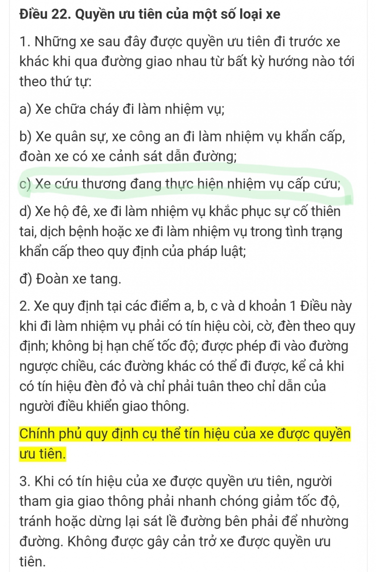 CSGT khẳng định ôtô nhường đường cho xe cứu thương dù vượt qua vạch kẻ đường trong pha đèn đỏ cũng không bị xử phạt?