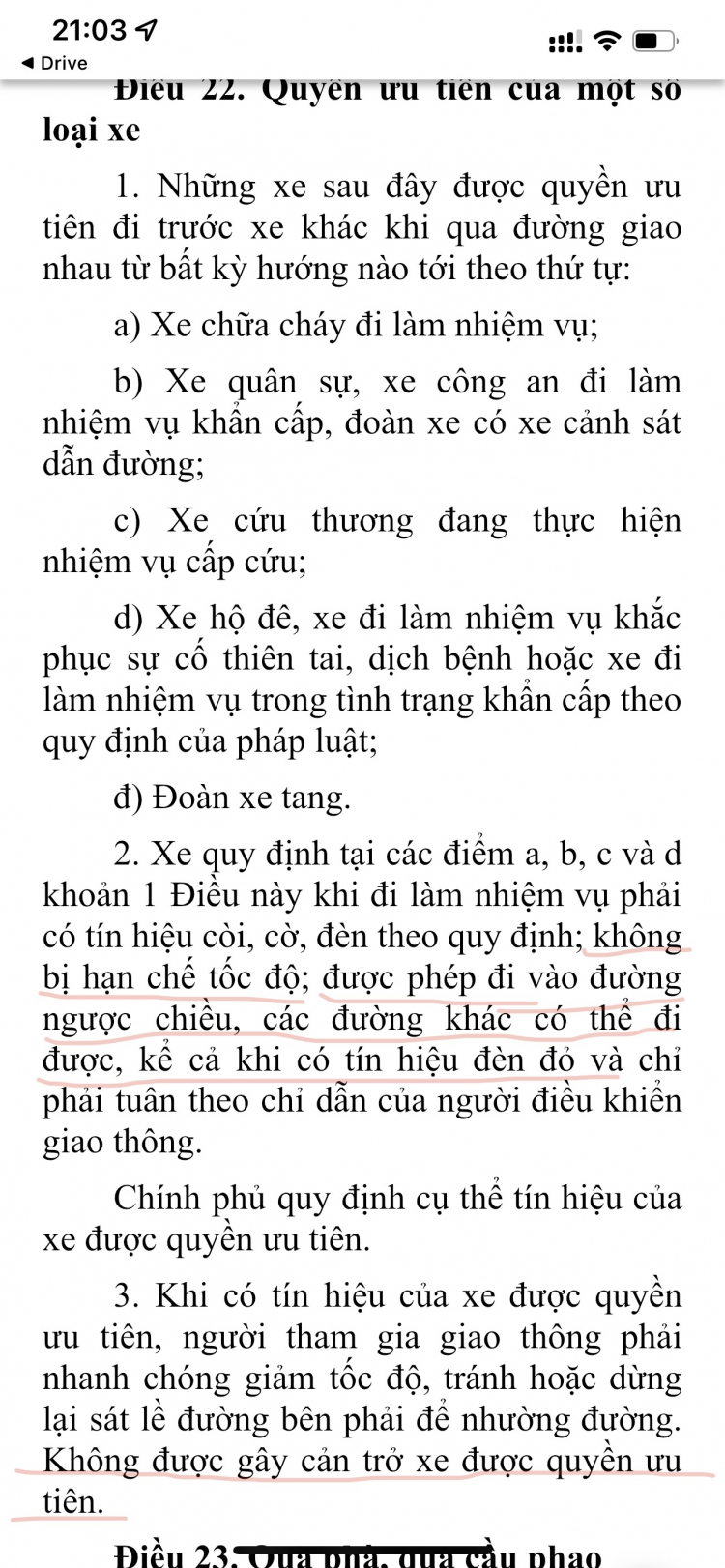 CSGT khẳng định ôtô nhường đường cho xe cứu thương dù vượt qua vạch kẻ đường trong pha đèn đỏ cũng không bị xử phạt?