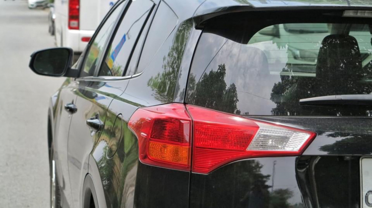 Toyota RAV4 nhập Mỹ 7 năm tuổi được chào bán với giá hơn 1 tỷ đồng, liệu có kén khách mua?