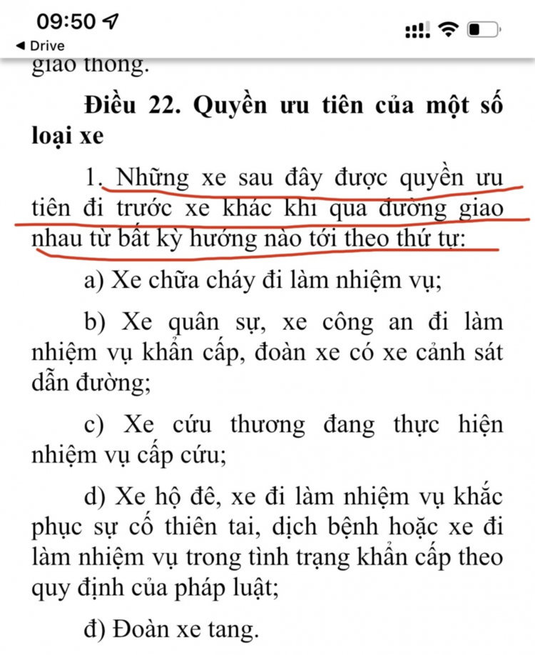 CSGT khẳng định ôtô nhường đường cho xe cứu thương dù vượt qua vạch kẻ đường trong pha đèn đỏ cũng không bị xử phạt?