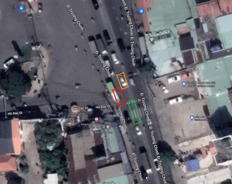 Xe cứu thương bị xe 29 chỗ chắn ngang đường Xe cứu thương bị xe 29 chỗ chắn ngang đường