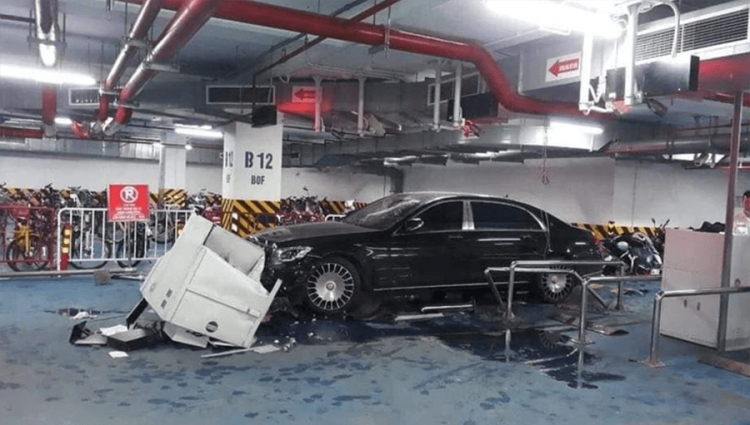 Lái xe Mercedes Maybach tông hàng loạt xe trong hầm là bảo vệ tòa nhà chưa có bằng lái Lái xe Mercedes Maybach tông hàng loạt xe trong hầm là bảo vệ tòa nhà chưa có bằng lái
