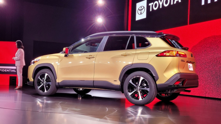 Xem thực tế Toyota Corolla Cross Hybrid 2023 tại Mỹ: Nâng cấp toàn diện từ ngoại hình đến động cơ