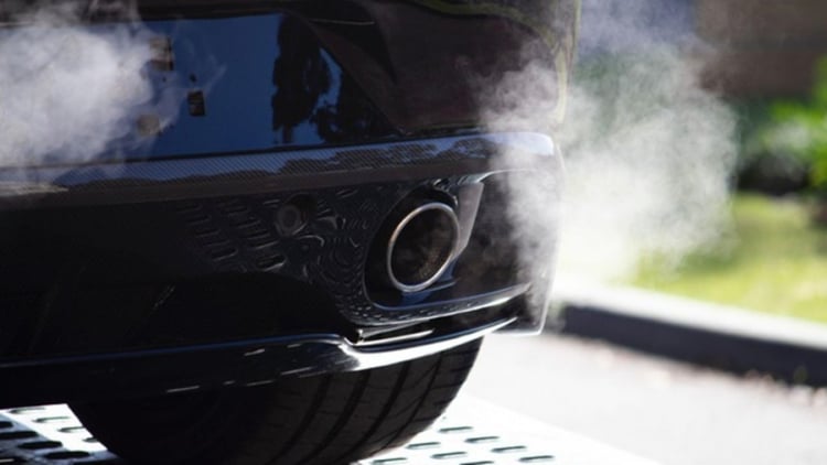 Xe khởi động bị hắc mùi xăng, có phải bị hở bạc?
