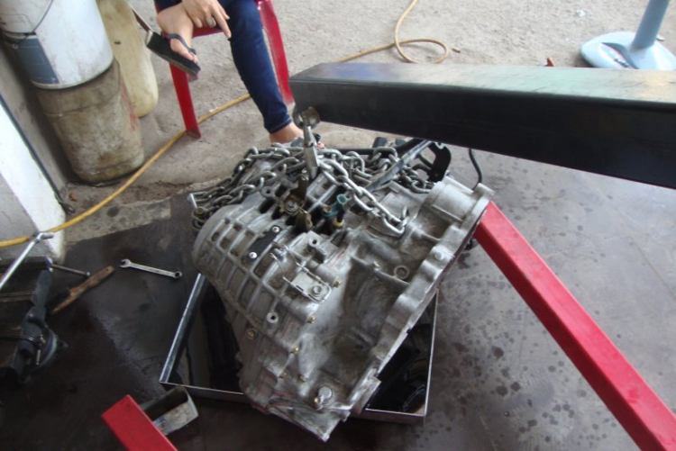 Kí sự thay hộp số Camry, đen như mỏm Kí sự thay hộp số Camry, đen như mỏm