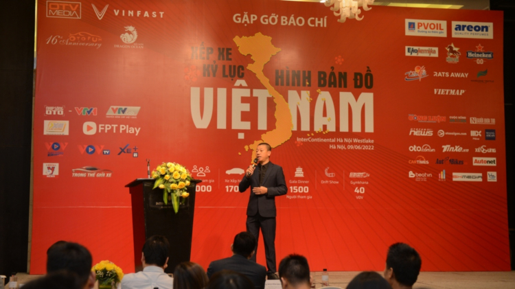 Ông Nguyễn Đại Hoàng - Trưởng Ban Tổ Chức Xếp xe kỷ lục hình bản đồ Việt Nam.JPG