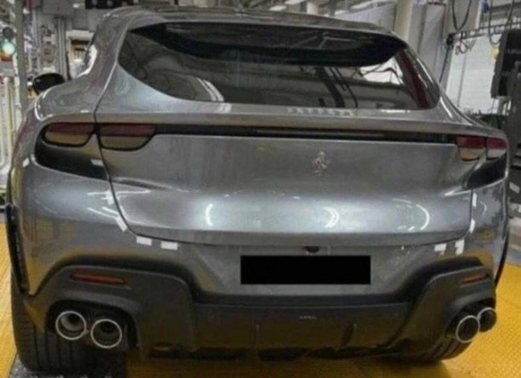 Porsche Cayenne tròn 20 tuổi: Từ chiếc xe gây tranh cãi tới mẫu SUV thể thao ăn khách nhất